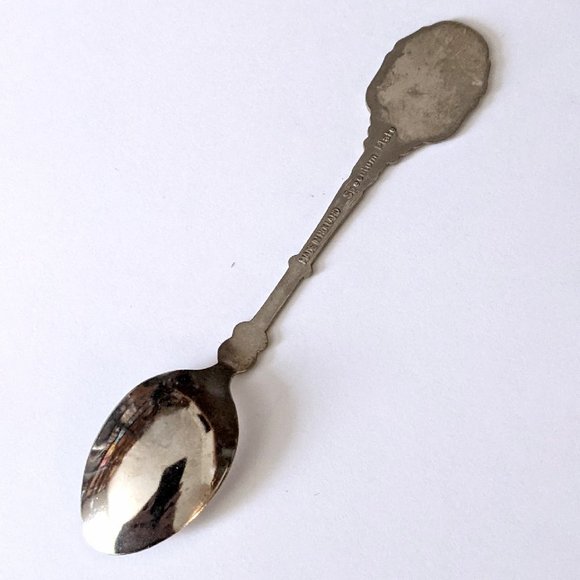 Vintage FIJIAN BURE Collectible Vintage Souvenir Spoon Landmark Ornate Fiji Hut - Picture 2 of 2
